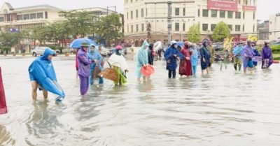 Người Hà Tĩnh mang nơm bắt cá trên đường phố