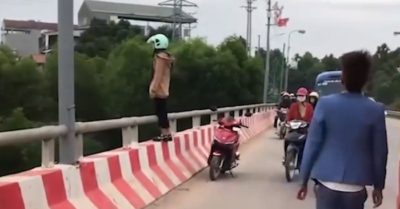 Thấy người phụ nữ định nhảy cầu, nam thanh niên chạy tới kéo xuống