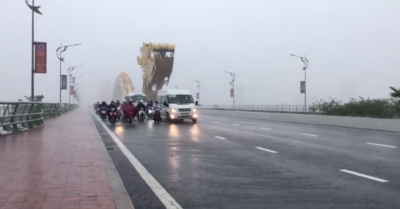 Ấm tình người Miền Trung mùa lũ: Xe lớn ‘dìu’ xe nhỏ qua cầu giữa mưa giông