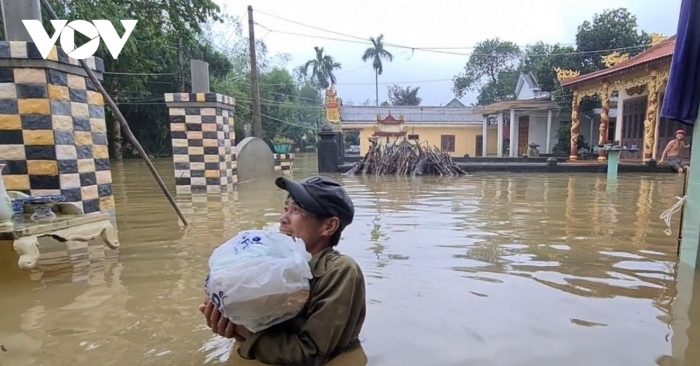 Tính đến 23h ngày 13/10, số người chết cho bão lũ miền Trung tăng lên 36 và 12 người mất tích. Nhiều địa phương đề xuất xin viện trợ khẩn cấp gạo và nhu yếu phẩm để cứu đói cho người dân bị nạn.