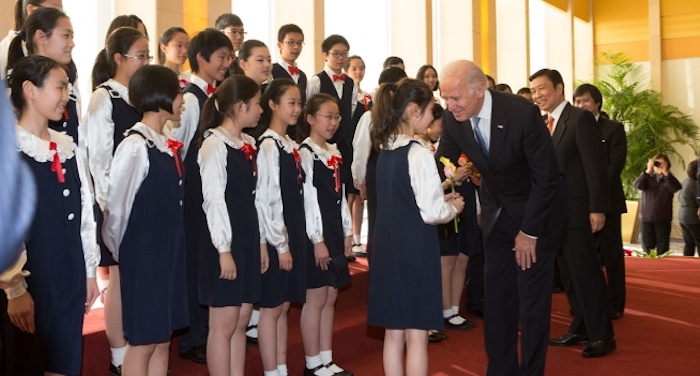 Phó Tổng thống Mỹ Joe Biden thăm Bắc Kinh, Trung Quốc ngày 5/12/2013. Hunter Biden, con trai ông Joe, gần đây đã bị phanh phui chuyện làm ăn đáng ngờ với Trung Quốc.