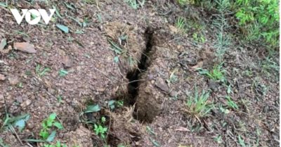 Nghệ An, Quảng Trị xuất hiện vết nứt lớn trên núi, di dời khẩn cấp nhiều hộ dân