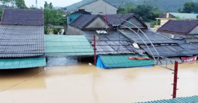 Khẩn cấp tại Nghệ An: Mưa lớn dồn dập – Thủy điện xả lũ, nhà dân ngập tới nóc