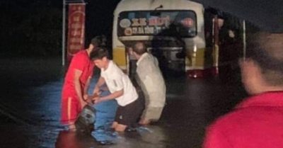 Xe buýt suýt bị lũ cuốn trôi vì tài xế liều lĩnh chạy vào đường ngập ở Hà Tĩnh