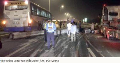 Xe đầu kéo đánh rơi cột điện trên cao tốc văng vào ôtô khách phía sau