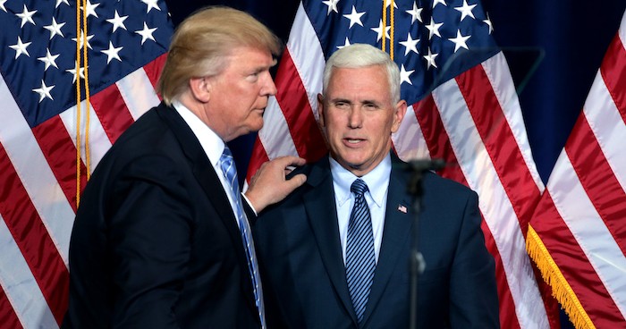 Ông Donald Trump và ông Mike Pence phát biểu trước những người ủng hộ trong sự kiện vận động tranh cử ở Trung tâm Hội nghị Phoenix ở Phoenix, Arizona, Mỹ, ngày 31/8/2016 (ảnh: Gage Skidmore/ Wikimedia Commons).