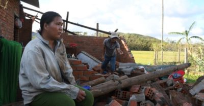 Nhà sập rồi, phận người nghèo trong gạch ngổn ngang