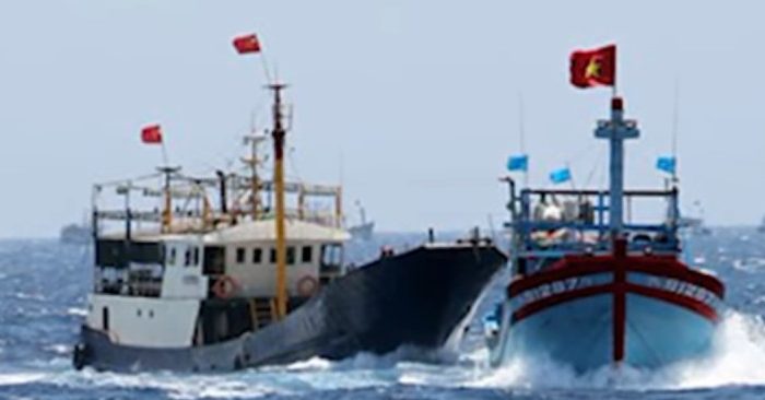 Tàu Trung Quốc đâm tàu cá Việt Nam
