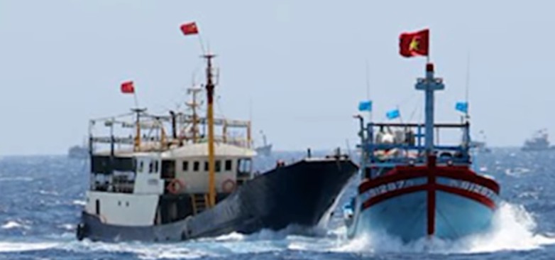 Tàu Trung Quốc đâm tàu cá Việt Nam