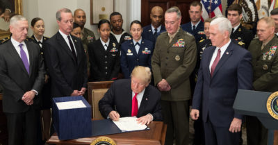 Tổng thống Trump ký lệnh cấm đầu tư vào công ty do quân đội Trung Quốc kiểm soát