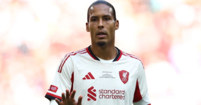 HLV Arne Slot và Van Dijk bất đồng sau trận thua Siêu cúp Anh