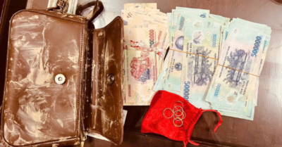 Túi tiền, vàng nhặt được trong lũ được trả