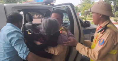 CSGT dùng ô tô đặc chủng đưa cụ bà 98 tuổi đi cấp cứu kịp thời trên cao tốc