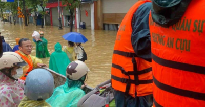 Cuộc chạy lũ bằng thuyền và xe tải của du khách Bỉ giữa tâm lũ Huế