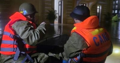 Lũ lụt ở Huế vẫn ngập sâu dù nước rút 6 cm/giờ