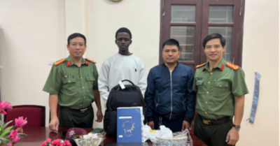 Công an xã Sơn Đồng giúp người nước ngoài tìm lại tài sản bị bỏ quên trên taxi