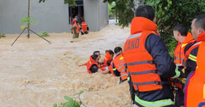 5 người ở Bắc Ninh thoát chết nhờ công an ròng dây cứu hộ